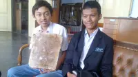 Foto: Inilah dua remaja penyuka game yang menciptajan rompi anti peluru dari sabut kelapa (Edhie Prayitno Ige/Liputan6.com)
