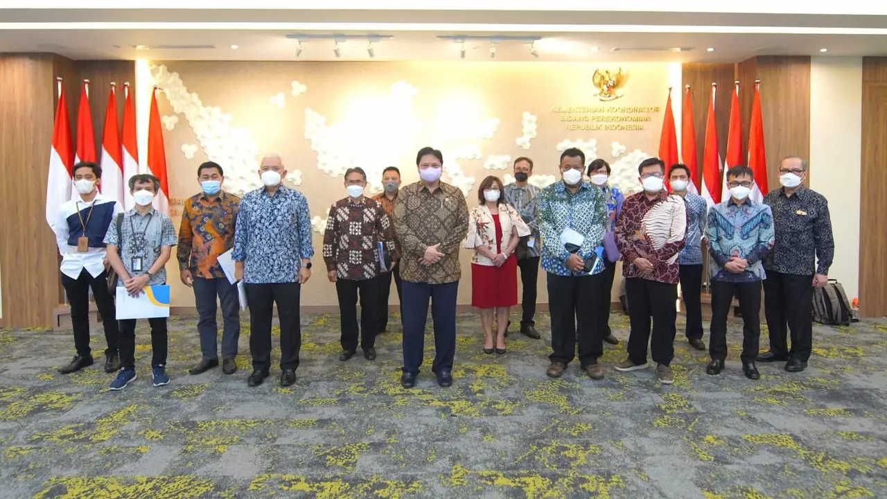 Menteri Koordinator Bidang Perekonomian Airlangga Hartarto dalam acara Rapat dan Press Briefing dengan Mitra Lembaga Penilai dan Pemantau Pelatihan Program Kartu Prakerja, di Jakarta pada Jumat (22/10/2021). (Sumber ekon.go.id)