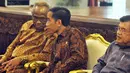 Presiden Jokowi (tengah) berbincang dengan Taufiequrachman usai penandatangan MoU tentang Gerakan Nasional Penyelamatan SDA di Istana Negara, Jakarta (19/3/2015). 29 Kementerian serta 12 pemprov menandatangani MoU tersebut. (Liputan6.com/Faizal Fanani)