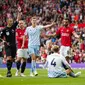 Wasit Stuart Attwell memberikan kartu merah kepada pemain Nottingham Forest, Joe Worrall saat bertanding melawan Manchester United pada pertandingan lanjutan Liga Inggris di stadion Old Trafford di Manchester, Inggris, Sabtu, 26 Agustus 2023. (AP Photo/Jon Super)