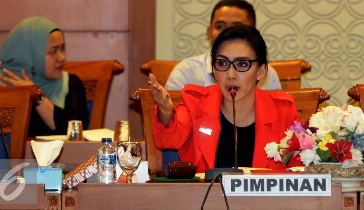 Ketua Pansus Pelindo II Rieke Diah Pitaloka memimpin jalannya rapat dengan Pansus Pelindo II di Jakarta, Rabu (21/10). Rapat itu membahas penanganan kasus dugaan korupsi Pelindo II. (Liputan6.com/Johan Tallo)