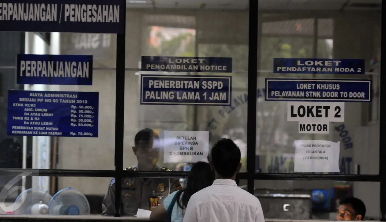 Petugas melayani warga yang membayar pajak, Kantor Samsat, Senin (15/2/2016). Pembayaran pajak juga bisa dilakukan di pusat-pusat perbelanjaan seperti Mall Kelapa Gading dan Kemang Village. (Liputan6.com/Helmi Afandi)