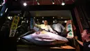 CEO Sushi Zanmai, Kiyoshi Kimura berpose dengan ikan tuna seharga 74,2 juta yen (212 kilogram) di depan restorannya, dekat pasar ikan Tsukiji, Tokyo, Kamis (5/1). Kimura memenangkan ikan itu pada lelang tuna pertama tahun 2017. (TOSHIFUMI KITAMURA/AFP)