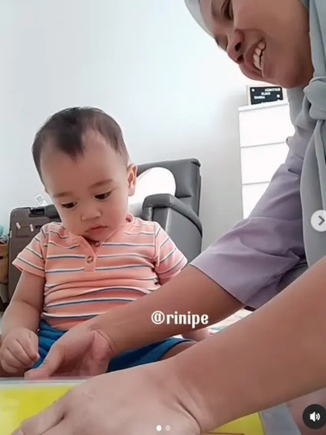 Cipung saat membuka kado dari sus Rini. (Foto: Instagram/riniperdianti)