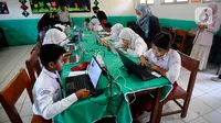 Sejumlah siswa SDN Pondok Petir 01 mengikuti Asesmen Nasional Berbasis Komputer (ANBK) di Depok, Jawa Barat, Selasa (4/10/2022). Dinas Pendidikan Kota Depok Bidang Pembinaan SD mensosialisasikan ANBK. (merdeka.com/Arie Basuki)