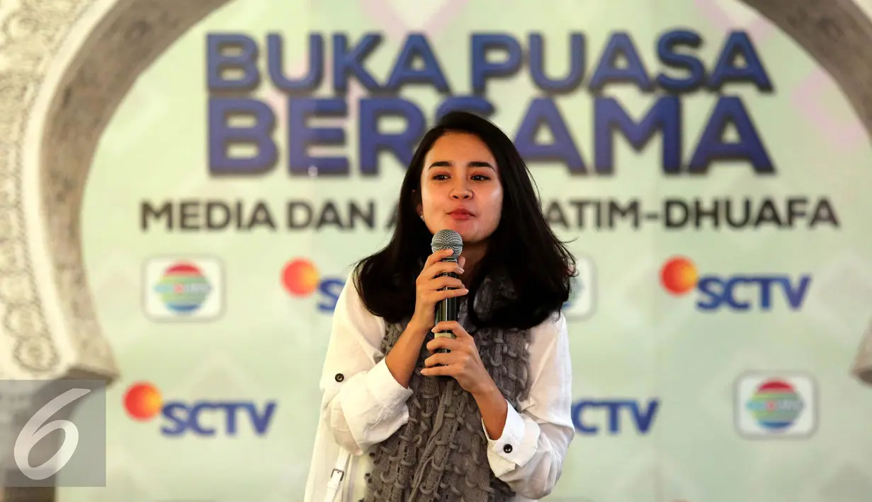 Aktris Michelle Ziudith memberi sambutan pada saat acara buka puasa bersama SCTV dan anak yatim di kawasan Pasar Minggu, Jakarta, Kamis (16/6/2016). (Liputan6.com/Herman Zakharia)
