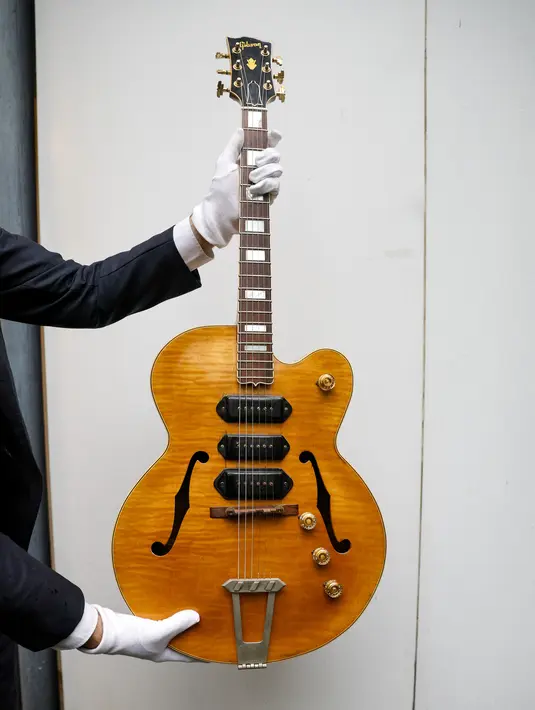 Yang juga dilelang adalah gitar milik pemain blues legendaris T-Bone Walker yang dapat terjual hingga 150.000 euro; setelan jas yang dikenakan oleh Martin Gore dari Depeche Mode; dan salah satu piringan hitam Madonna. (Geoffroy VAN DER HASSELT / AFP)