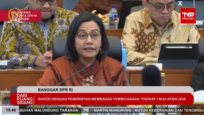 Menteri Keuangan, Sri Mulyani saat mengikuti Rapat kerja Kementerian Keuangan yang dihadiri oleh Badan Anggaran DPR RI  (17/9/2024). (Liputan6.com/Satrya Bima)