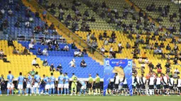Penonton saat menyaksikan pertandingan antara Parma melawan Napoli dii Stadion Ennio Tardini pada laga Serie A, Minggu (20/9/2020). Sejumlah liga di Eropa telah mengijinkan fans menonton langsung pertandingan di stadion. (Massimo Paolone/LaPresse via AP)