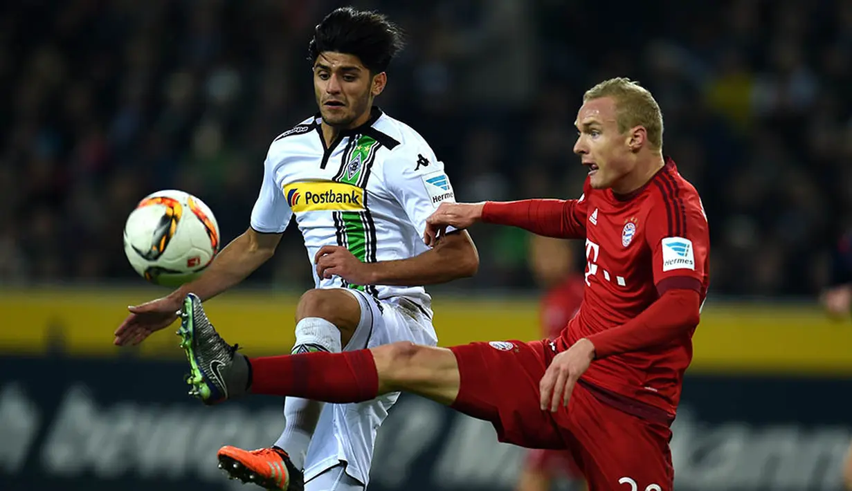 Mahmoud Dahoud, yang memiliki tinggi badan 176 cm itu gaya permainannya lugas dan berani bertarung. (AFP/Patrik Stollarz) 