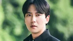Kim Hae Il mencapai puncak kemarahannya sejak kemunculan pertamanya. Mengenakan jubah pendeta, ia melangkah dengan mantap menuju tujuannya, membangun antisipasi atas keadilan yang ia cari melalui misinya. (Foto: SBS via Soompi)