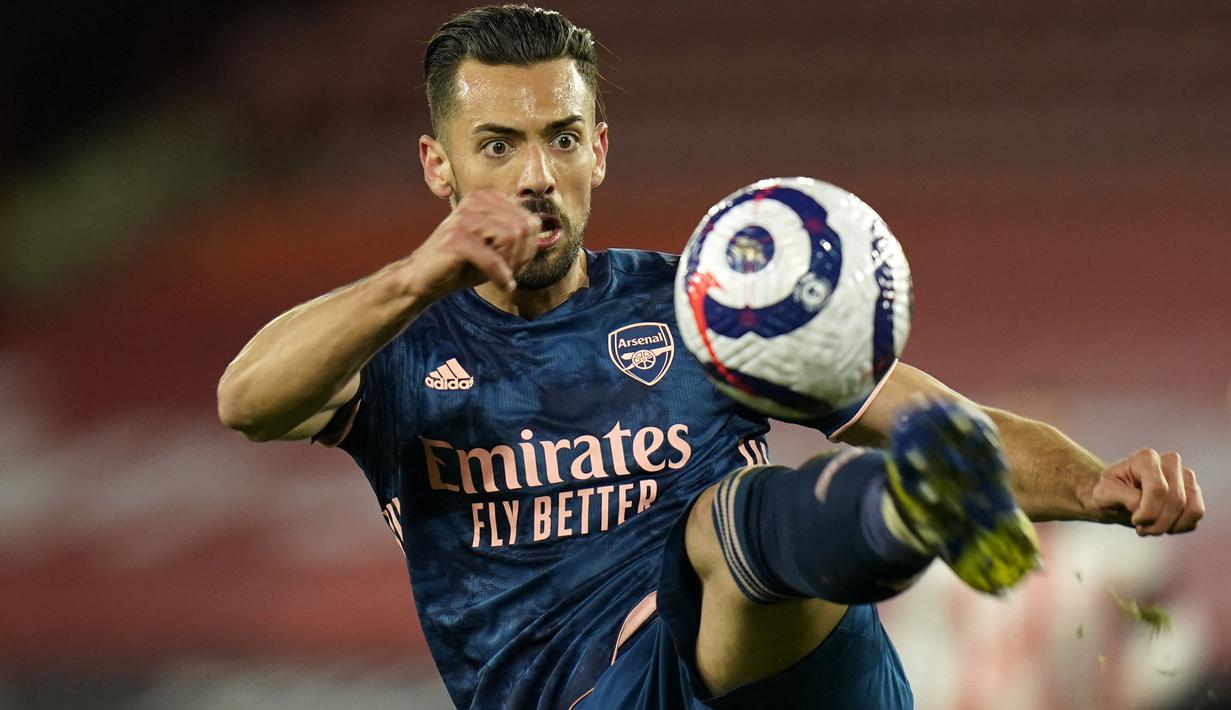 Bek Arsenal, Pablo Mari berusaha menghalau bola saat menghadapi Sheffield United pada laga Liga Inggris 2020/2021 di Bramall Lane, Sheffield (11/4/2021). Pablo Mari dipermanenkan Monza dari Arsenal pada awal musim 2023/2024 setelah berstatus pinjaman selama semusim. Pablo Mari sendiri didatangkan Arsenal pada awal musim 2020/2021 dari Flamengo. Bersama The Gunners Pablo Mari hanya tampil 12 laga di Liga Inggris pada 2020/2021 dan 2021/2022. (AFP/Pool/Tim Keeton)