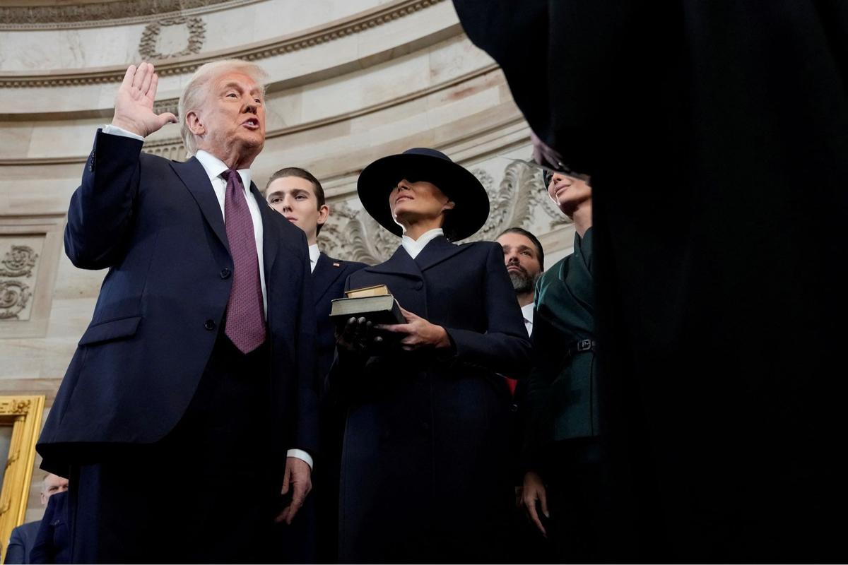 Momen Donald Trump Mau Cium Istri tapi Terhalang Topi