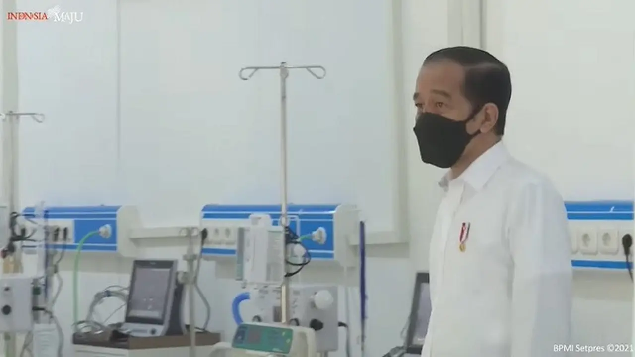 Presiden Joko Widodo saat meninjau RS COVID-19 Asrama Haji Pondok Gede pada Jumat (9/7/2021)