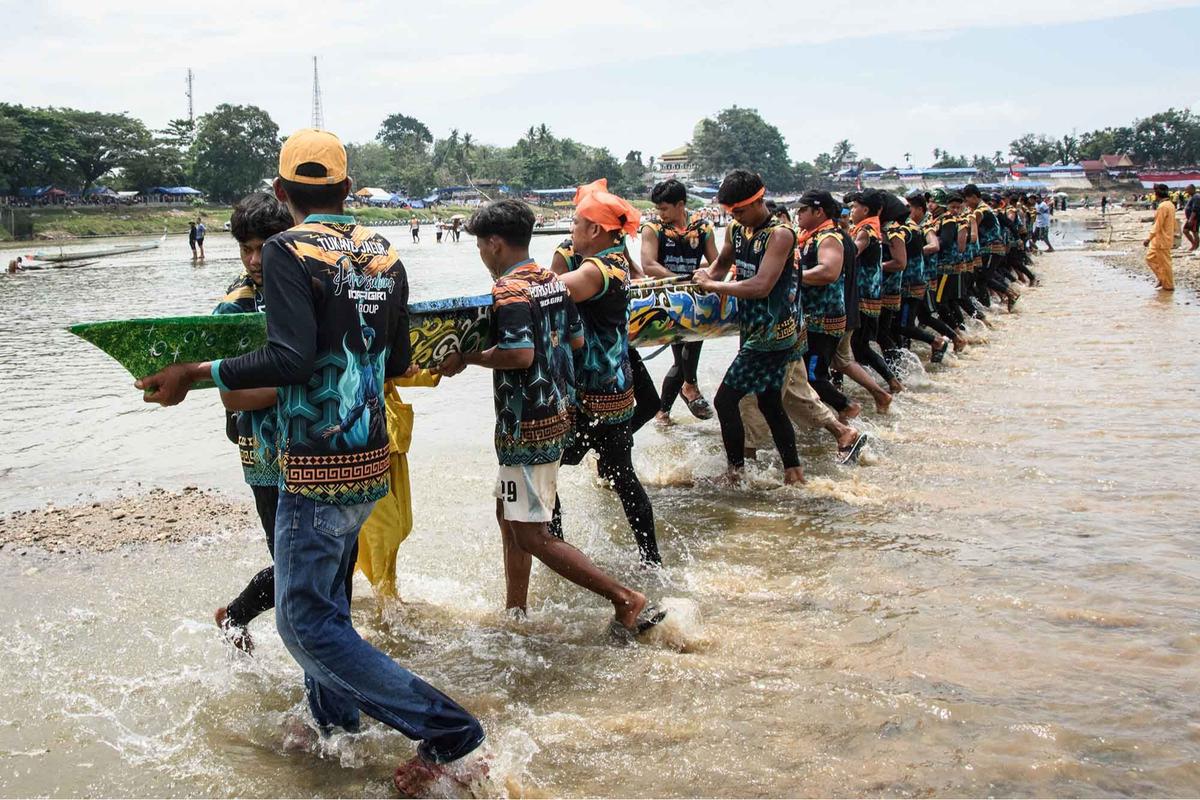 Foto: Aksi Penari Cilik Dika Warnai Semarak Pacu Jalur di Sungai Kuantan