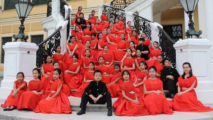 Bikin Merinding, Ini Video Penampilan Paduan Suara TRCC di Italia