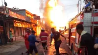 Mobil Muatan Gas Terbakar di Jalur Sukabumi-Palabuhanratu, Jaringan Listrik Terputus dan Lalu Lintas Lumpuh