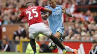 Halau Serangan MU, Gigi Kolarov Sampai Ompong