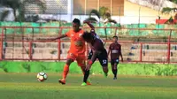 Borneo FC U-19 menahan PSM Makassar dengan pemain pelapis. (Bola.com/Abdi Satria)