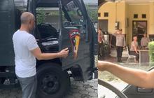 Berkaus Oblong Putih Masuk Polda, Bukan Sosok Sembarangan Polisi Bersenjata Beri Hormat