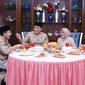 Eri Cahyadi merayakan Lebaran dengan opor ayam bersama keluarga. (Dian Kurniawan/Liputan6.com).