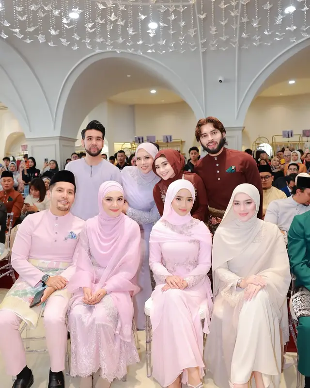 6 Potret Fuji dan Davina Karamoy jadi model hijab di Malaysia, tampilkan pesona anggun dan elegan