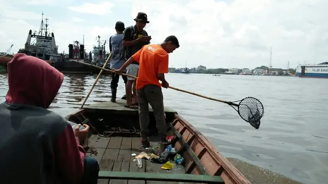 Nanggok Sampah demi Beli Susu Anak