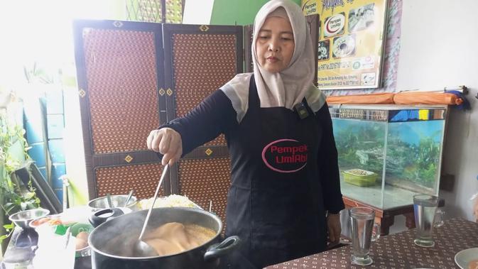 <p>Eka, owner usaha Pempek Umi Abi di Palembang Sumsel, menunjukkan proses pembuatan kuah mi celor yang laris manis dipesan sebagai menu berbuka puasa (Liputan6.com / Nefri Inge)</p>