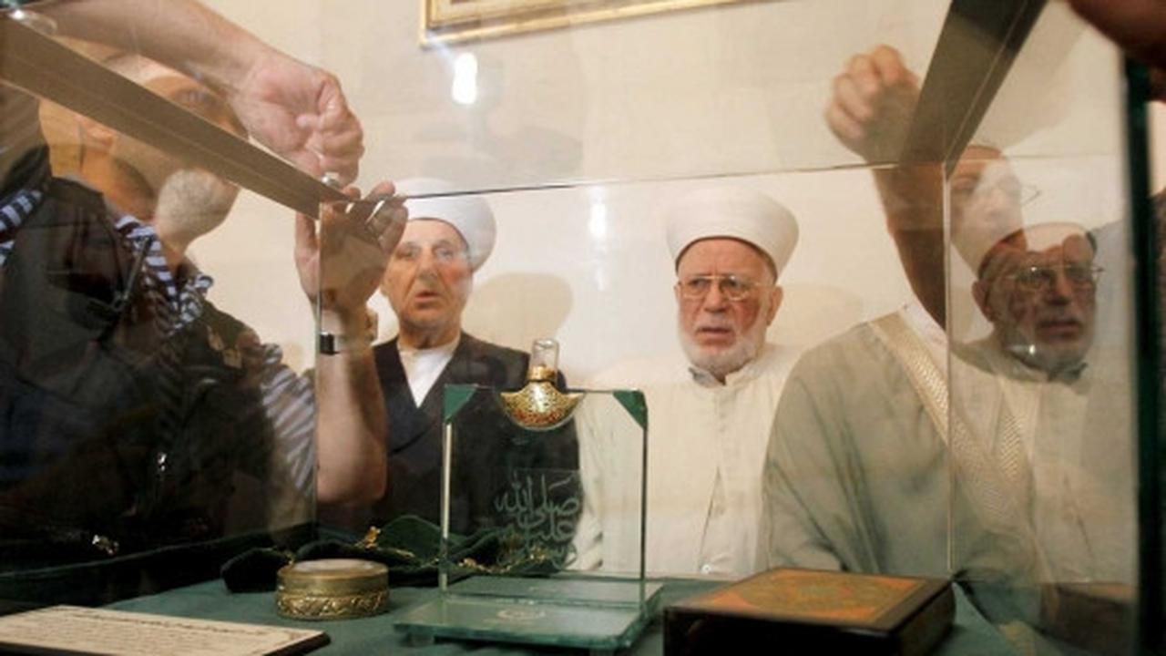 Berdoa dan mencium benda peninggalan Nabi Muhammad SAW