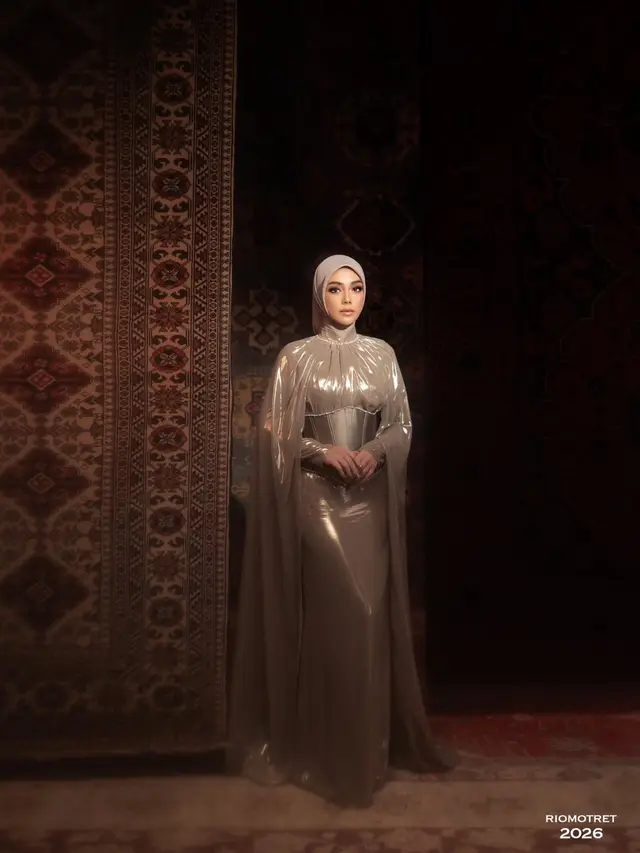Celine Evangelista Pakai Gaun Cape Elegan