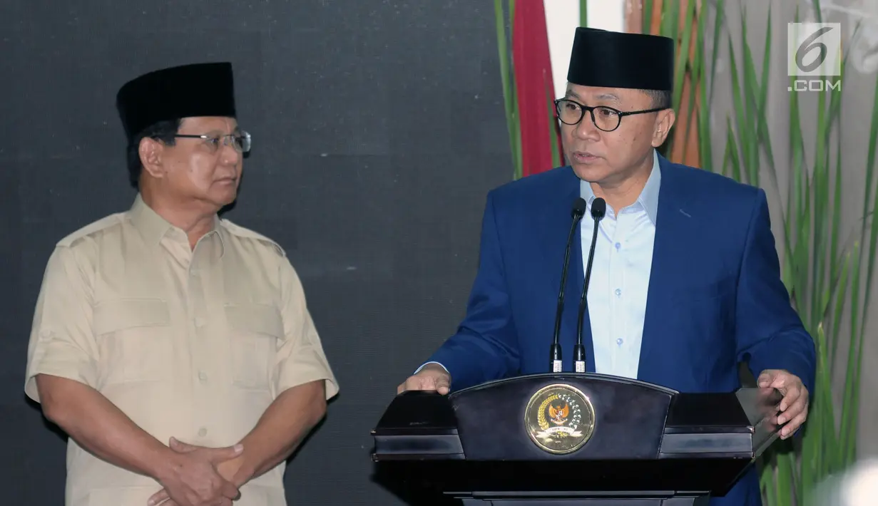 Ketua MPR yang juga Ketua Umum PAN, Zulkifli Hasan (kanan) bersama dengan Ketua Umum Partai Gerindra Prabowo Subiantomemberi keterangan usai pertemuan di Rumah Dinas Ketua MPR, Jakarta, Senin (25/6). (Liputan6.com/Helmi Fithriansyah)