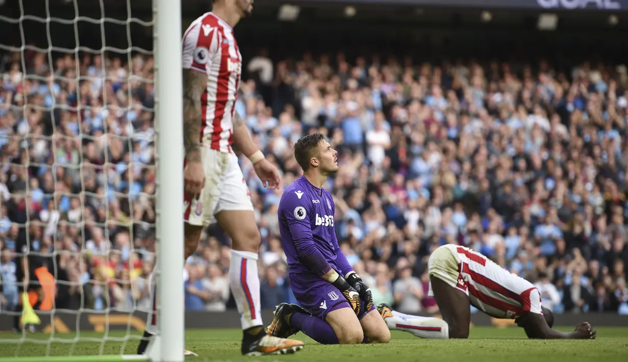 Ekspresi kecewa kiper Stoke City, Jack Butland (tengah) dan rekannya Kurt Zouma (kanan) saat timnya kebobolan melawan Manchester City pada lanjutan Premier League di Etihad Stadium, Manchester, (14/10/2017). City menang 7-2. (AFP/Oli Scarff)