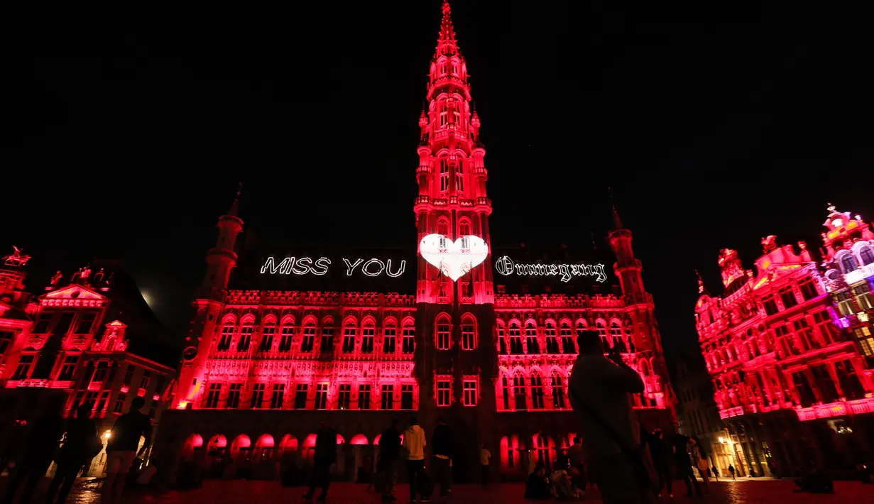 Warga menonton pertunjukan suara dan cahaya di Grand Place, Brussel, Belgia, Rabu (29/7/2020). Pertunjukan suara dan cahaya ini untuk menyoroti acara-acara yang batal digelar di Belgia pada musim panas tahun ini akibat pandemi COVID-19. (Xinhua/Zheng Huansong)