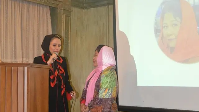 Sriwijayanti atau yang biasa dipanggil Yanti (kanan) adalah diaspora Indonesia yang tinggal di Teheran, Iran.