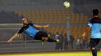 Sergio Van Dijk (kiri) bersiap menyambut umpan lambung saat berlatih di Stadion GBK Jakarta, (14/11/2014). Timnas Indonesia akan melawan Suriah pada Sabtu, (15/11). (Liputan6.com/Helmi Fithriansyah)
