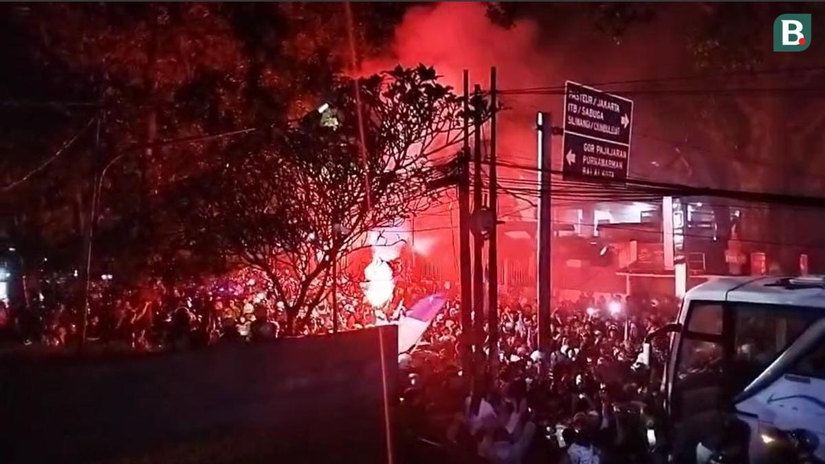 Ribuan Bobotoh Tumpah Ruah Sambut Bus Persib yang Pulang dari Markas Persija Membawa Satu Poin