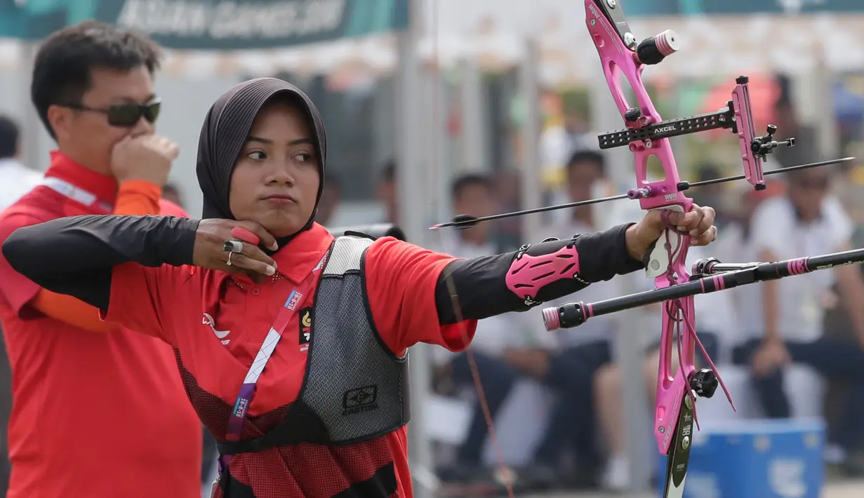 Pemanah putri Indonesia, Diananda Choirunisa saat bertanding melawan Zhang Xinyan asal China di nomor recurve women individual Asian Games 2018 di Jakarta, Selasa (28/8). Diananda menyabet medali perak. (AP Photo/Lee Jin-man)