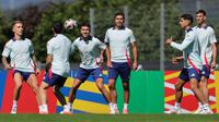 Para pemain Spanyol menghadiri sesi latihan MD-1 menjelang semifinal Euro 2024 di base camp tim di Donaueschingen, Senin (8/7/2024). (LLUIS GENE / AFP)