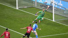 Laga baru berjalan 23 detik, Italia dikejutkan oleh gol Bajrami. Diawali kesalahan lemparan ke dalam Federico Dimarco, Bajrami yang berdiri di kotak penalti lawan dengan cerdik mencuri bola. (AP Photo/Andreea Alexandru)
