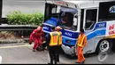 Dari keterangan yang didapat Liputan6.com ternyata kecelakaan tersebut terjadi karena sopir mengantuk saat mengendarai, Jakarta, Minggu (27/7/2014) (Liputan6.com/Faizal Fanani)