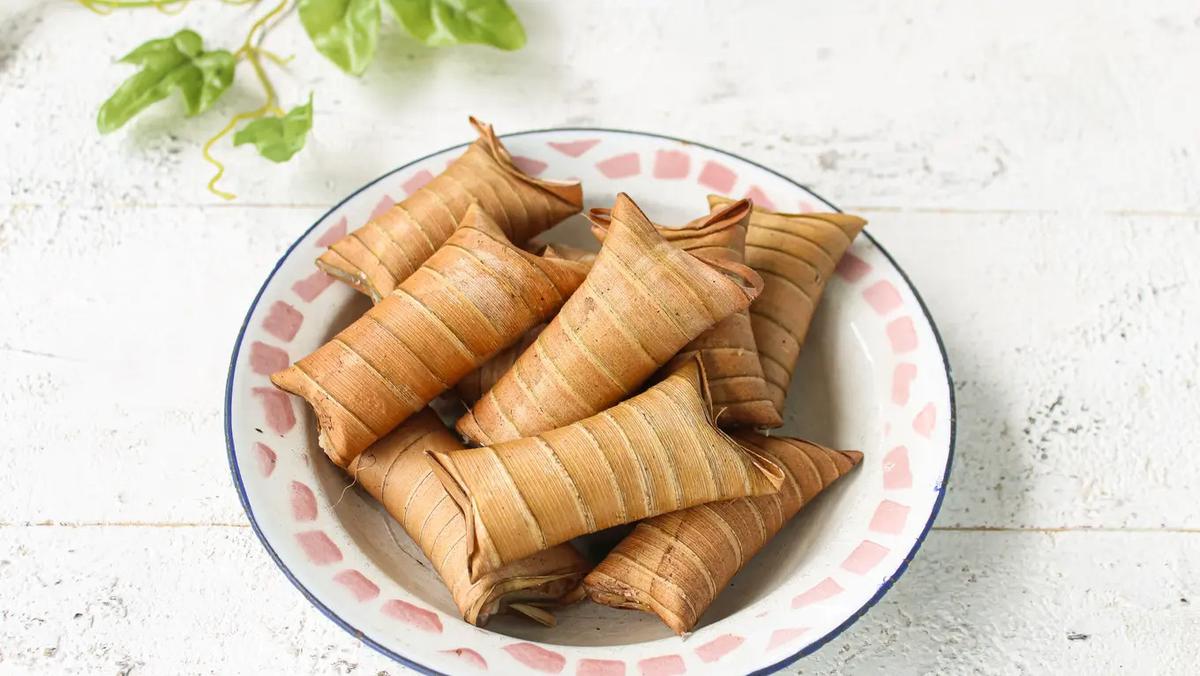 lepet daun kelapa