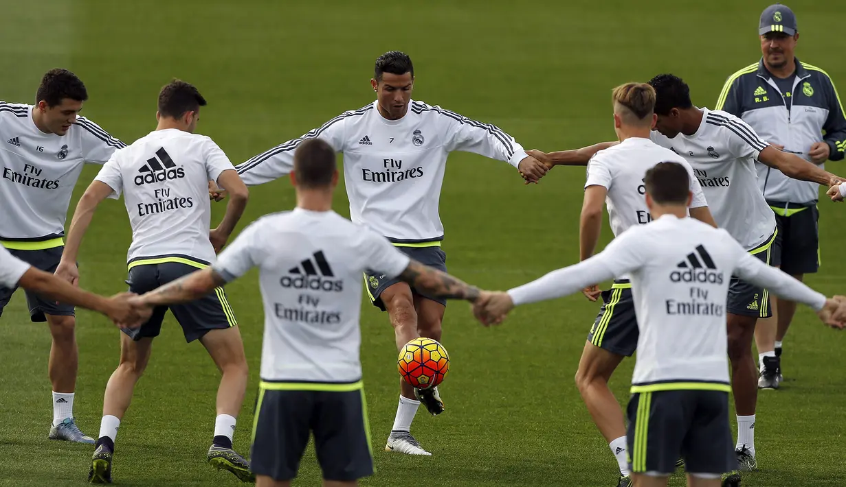 Sejumlah pemain Real Madrid berlatih jelang laga La Liga melawan Celta Vigo di Madrid, Spanyol, Jumat (23/10/2015). (EPA/Mariscal)