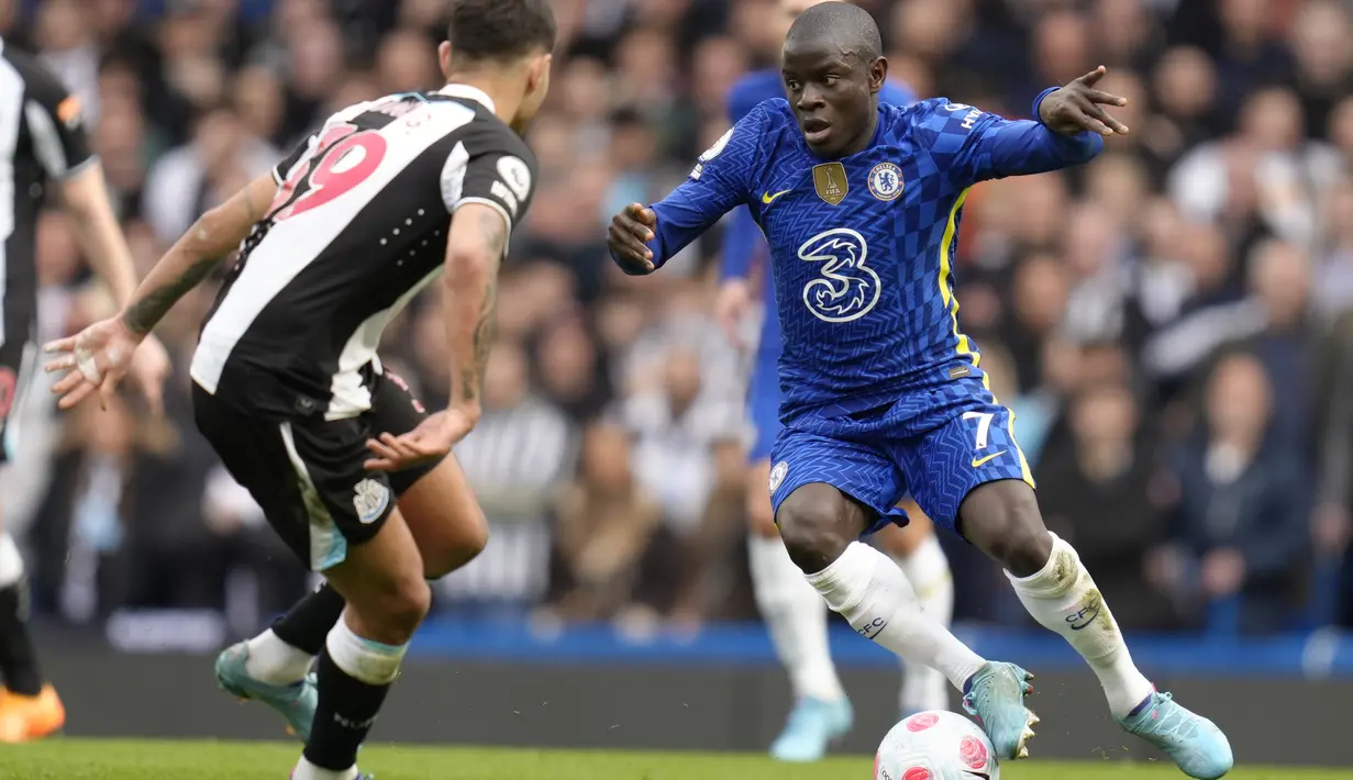 Gelandang Chelsea, N'Golo Kante mengontrol bola dari kawalan gelandang Newcastle United, Bruno Guimaraes pada pertandingan lanjutan Liga Inggris di stadion Stamford Bridge di London, Minggu (13/3/2022). Chelsea menang tipis atas Newcastle 1-0. (AP Photo/Kirsty Wigglesworth)