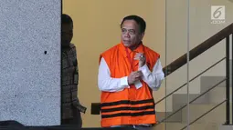 Gubernur Aceh Irwandi Yusuf usai menjalani pemeriksaan di Gedung KPK, Jakarta, Jumat (6/7). Irwandi tampak mengenakan seragam tahanan KPK berwarna oranye. (Merdeka.com/Dwi Narwoko)