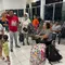 Puluhan pengungsi dari Pulau Tagulandang, Kabupaten Kepulauan Sitaro, Sulut, tiba di Pelabuhan Bitung, Kamis (18/4/2024) malam.