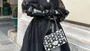 Gaya Tasya Farasya yang tak kalah memesona dengan dress berwarna hitam. [Foto: Instagram/tasyafarasya]