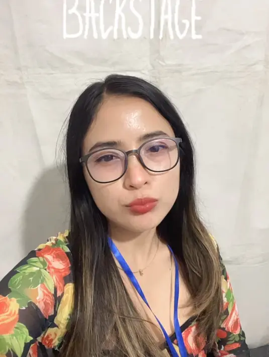 Meski sudah hampir kepala empat, Dodit Mulyanto masih belum menyinggung pernikahan. Angelina Ci sendiri juga disibukkan dengan pekerjaan pribadinya. Meski sama-sama sibuk, Angelina Ci dan Dodit kerap menyempatkan waktu bersama.(Liputan6.com/IG/@angelinaci_)