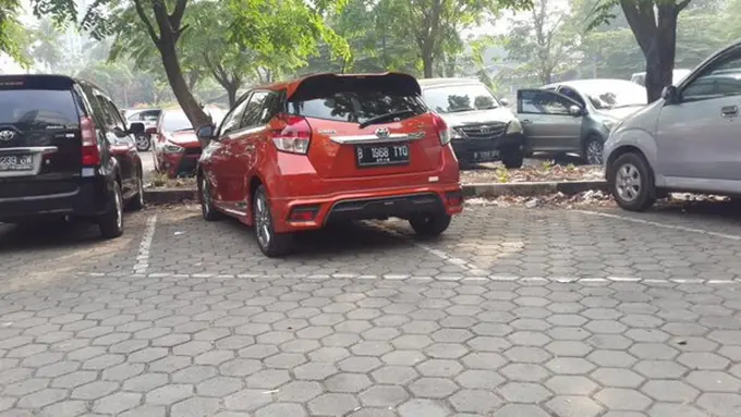 15 Kendaraan Parkir yang Bikin Kamu Ingin Sumpah Serapah Lihatnya