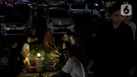Pemudik menyantap hidangan berbuka puasa di rest area KM 102 Cipali, Subang, Jawa Barat, Sabtu (6/4/2024). (Liputan6.com/Herman Zakharia)