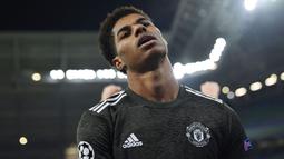Striker Manchester United, Marcus Rashford, tampak kecewa usai ditaklukkan RB Leipzig pada laga Liga Champions di Red Bull Arena, Rabu (9/12/2020). MU takluk dengan skor 3-2. (ANNEGRET HILSE / POOL / AFP)
